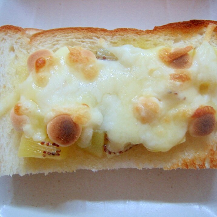キウイ＆ボーロのチーズトースト